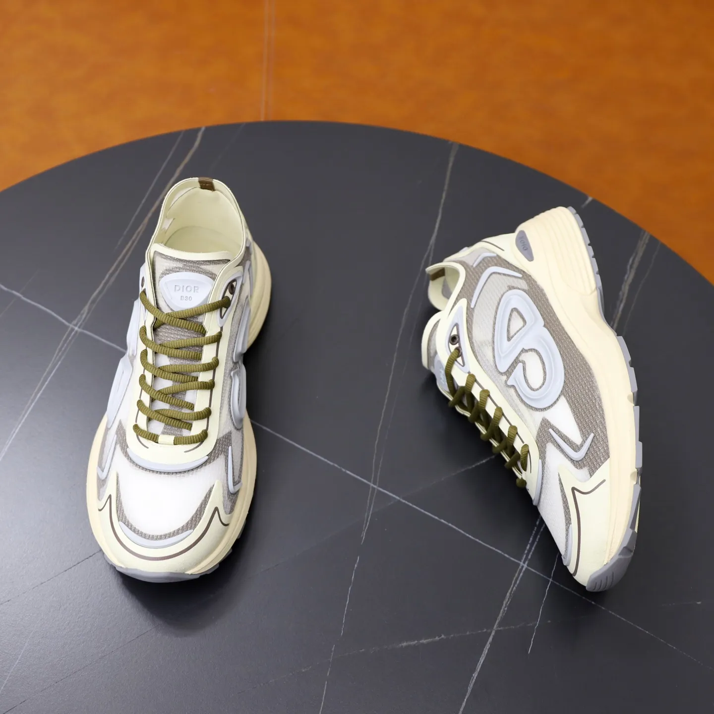 Ex-factory price: 560💰DIOR#B30 COUNTDOWN TECH shoes 1. Inspired by lighter running shoes this season 2. Made of multi-layer transparent nylon upper, futuristic 3. CD30 rubber logo on the tongue/heel to highlight the brand style 4. Equipped with ultra-light foam midsole for the ultimate comfortable wearing experience 5. The entire series uses WELDED (seamless bonding) technology to ensure durability and lightness 6. Full size dopamine color matching, 39-45 (38, 46 customized)